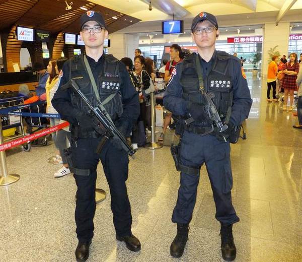 台湾桃园机场强化反恐维安 侦爆犬将登机舱安检