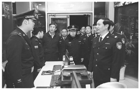 江苏省委常委,政法委书记,公安厅厅长王立科(前右一)在基层调研.