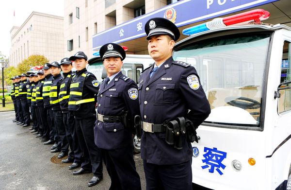 武汉首支电瓶移动车载警务平台治安巡逻队上街巡查