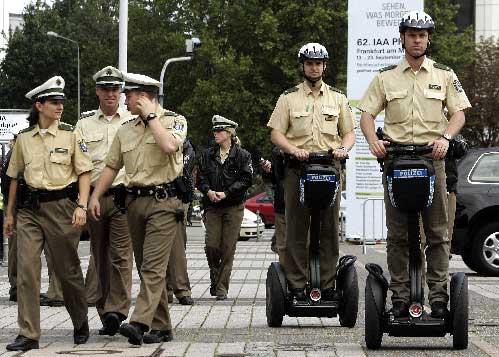 国际新闻 正文      德国警察的办公条件相对简陋,经费保障相对滞后
