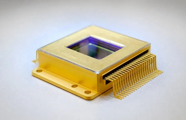 睿创微纳发布自研短波红外探测器芯片、机芯及整机