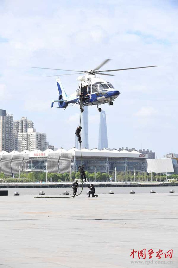 上海特警举行水陆空立体演练